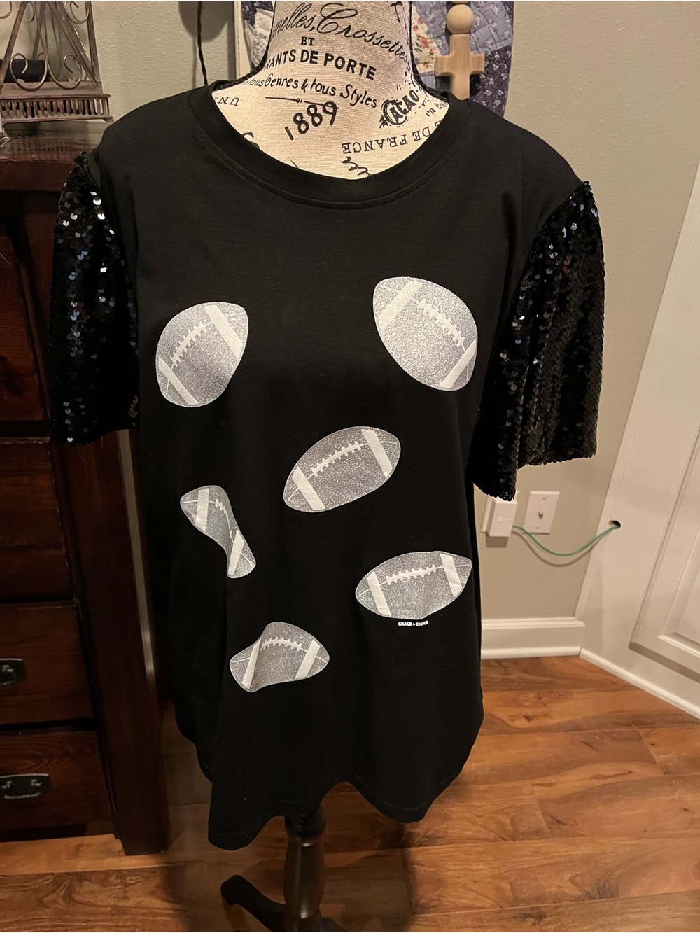 Grace + Emma Women's Black Football Graphic Sequin Short Sleeve Top